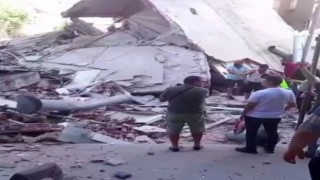 Küçükçekmece Kartaltepe Mahallesinde bir bina henüz belirlenemeyen bir nedenle çöktü. Olay yerine çok sayıda itfaiye ve sağlık ekibi sevk edildi.