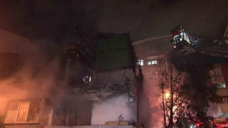 Küçükçekmecede 2 katlı geri dönüşüm depo binası alev alev yandı