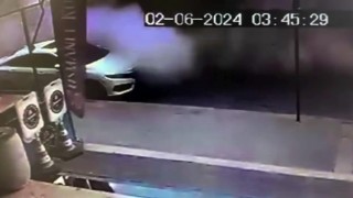 Küçükçekmecede araçların faciadan saniyelerle kurtulduğu anlar kamerada