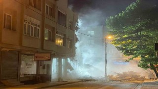 Küçükçekmecede çöken binanın yanındaki 3 katlı bina yıkılıyor