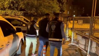Küçükçekmecede elinde silahla araç sürüp yoldan geçenleri korkuttu