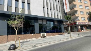 Küçükçekmecede özel hastane motosikletli şahıslarca kurşunlandı