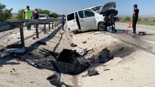 Kullanılamaz hale gelen minibüsten yara almadan kurtuldular