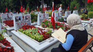 Kurban Bayramı öncesi vatandaşlar Edirnekapı Şehitliğini ziyaret etti
