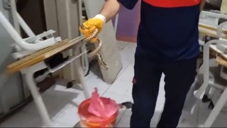 Kurs deposuna giren yılanı itfaiye görevlisi yakaladı