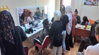 Kursiyerler yaptıkları saç bakımıyla öğrencileri sevindirdi
