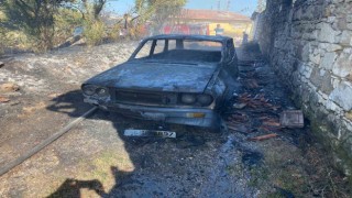 Kuru ot yangını bir otomobili küle çevirdi