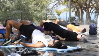 Kuşadası Belediyesinin sabah sporu etkinlikleri yoğun ilgi görüyor