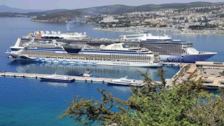 Kuşadasına aynı anda 2 kruvaziyer gemisiyle 7 bin turist geldi