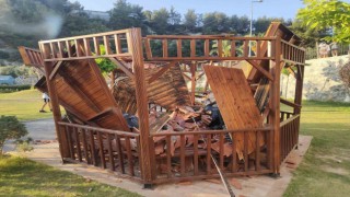Kuşadasında park ve bahçelere saldırı