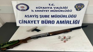 Kütahyada silahla yakalanan 2 kişi gözaltına alındı