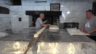 Kütahyalı fırın çalışanlarının bunaltıcı sıcaklarda zorlu mesaisi
