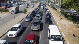 Kuzey Egedeki tatil merkezlerinde trafikte uzun araç kuyrukları oluşuyor