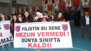 Liseli öğrenciler mezuniyette İsraili protesto etti