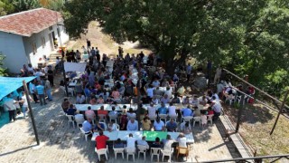Mahalleli kurban sofrasında bir araya geldi