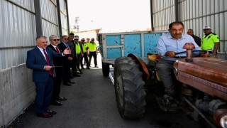 Malatyada, traktör sürücülerine reflektör dağıtıldı