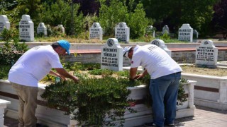 Manisada mezarlıklar bayrama hazır