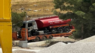 Mardinde itfaiye, yangına müdahale ederken, yanan tankerlerini izlemekle yetindi