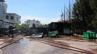 Market deposunda yangın çıktı: 2 kişi dumandan etkilendi