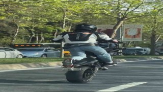 Maslakta grupça tek teker giden motosikletliler kamerada: Trafiği tehlikeye düşürdüler