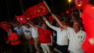 Mersinde milli maç coşkusu, gol anlarının heyecanı görüntülere yansıdı