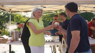 Mesaisine işçilere simit ikram ederek başladı