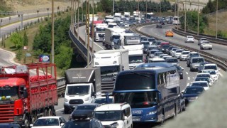 Meydana gelen kazada TEM Otoyolunda kilometrelerce araç kuyruğu oluştu