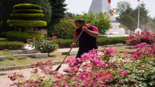 Mezarlıklar bayrama hazırlandı