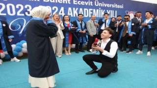 Mezuniyet töreninde sahnede evlenme teklif etti