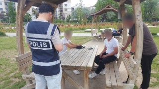 Millet Bahçesinde şüpheli şahıslara denetim