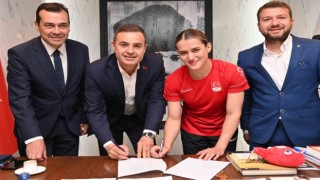 Milli boksör Kahraman, Büyükşehir Belediyesi ile sözleşme imzaladı