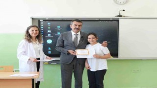 Milli Eğitim Bakanı Yusuf Tekin, Ankarada öğrencilere karne dağıttı