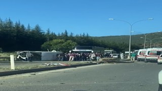 Minibüs aydınlatma direğine çarpıp yan yattı: 5 yaralı