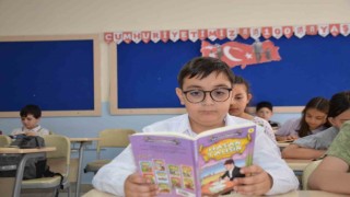 Minik Ahmet 4 yılda 5 bin 10 kitap okudu