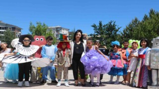 Minik eller atıkları adeta sanat eserlerine dönüştürdü