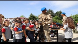 Minik öğrenciler jandarmanın çalışmalarına hayran kaldı