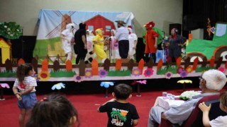 Minikler bu kez anne ve babalarını sahnede izledi