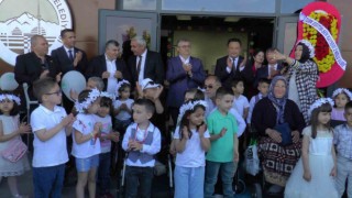 Minikler ‘iyilikle engelleri aştı, öğretmenleri gözyaşlarını tutamadı