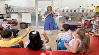 Miniklerin Huri öğretmeni, engellerini öğrencileriyle aşıyor