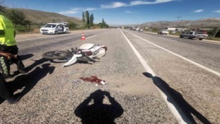 Motosiklet ile kamyonet çarpıştı: 1 yaralı
