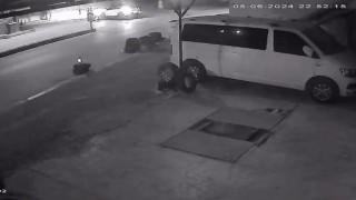 Motosiklet ile otomobilin çarpıştığı kaza kamerada