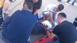 Motosiklet seyir halindeki kamyonun altına girdi, 2 genç ölümden döndü