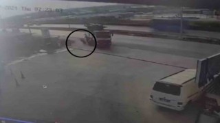 Motosiklet sürücüsünün feci kazada can verdiği anlar kamerada