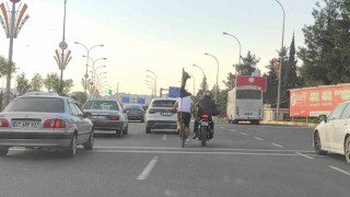 Motosiklete tutunan bisikletlinin tehlikeli yolculuğu kameraya yansıdı