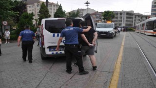 Motosikletini durduran polislere savcı tanıdığını söyleyerek isimlerini ve numaralarını istedi