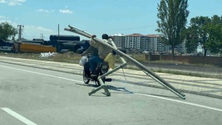 Motosiklette borularla tehlikeli yolculuk kamerada