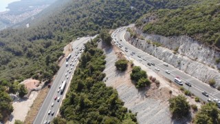 Muğlada 15 kilometrelik araç kuyruğu dron ile görüntülendi