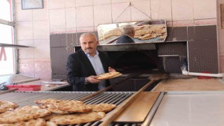 Muhtar olamadı kendini şiire verdi