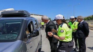 Muş Valisi Çakır, trafik uygulama noktalarında görev yapan ekipleri ziyaret etti