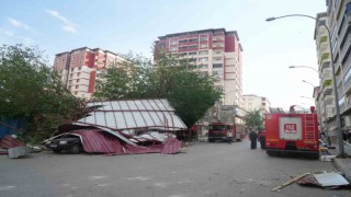 Muşta fırtına çatıları uçurdu